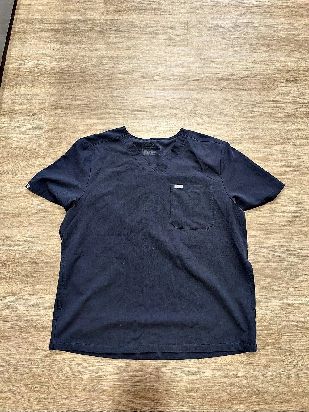 FIGS Men’s Chisec 3-Pocket Scrub Top Short Sleeve in Dark Gray Size XXL